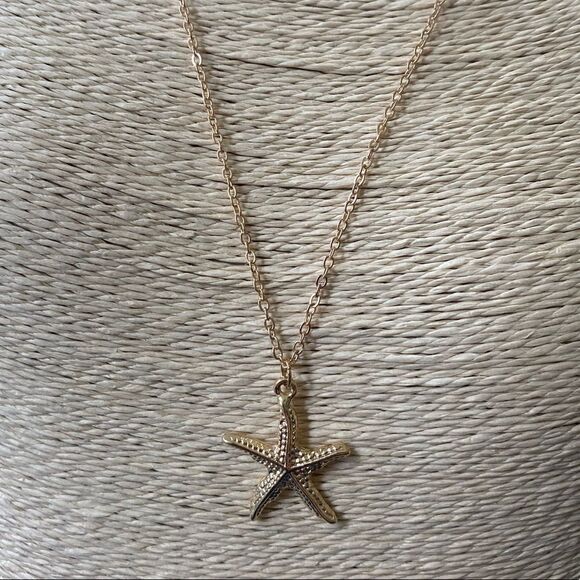 ✨💫 Gold Tone Minimalist Necklace with Starfish Only ✨💫 - Picture 2 of 4
